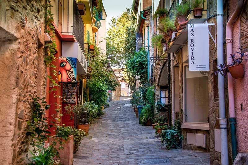 Les ruelles pittoresques et colorées de Collioure découvrez Les ruelles pittoresques et colorées de Collioure
