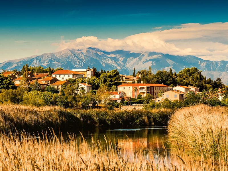 village-saint-nazaire-vue-de-l-etang-canigou village-saint-nazaire-vue-de-l-etang-canigou