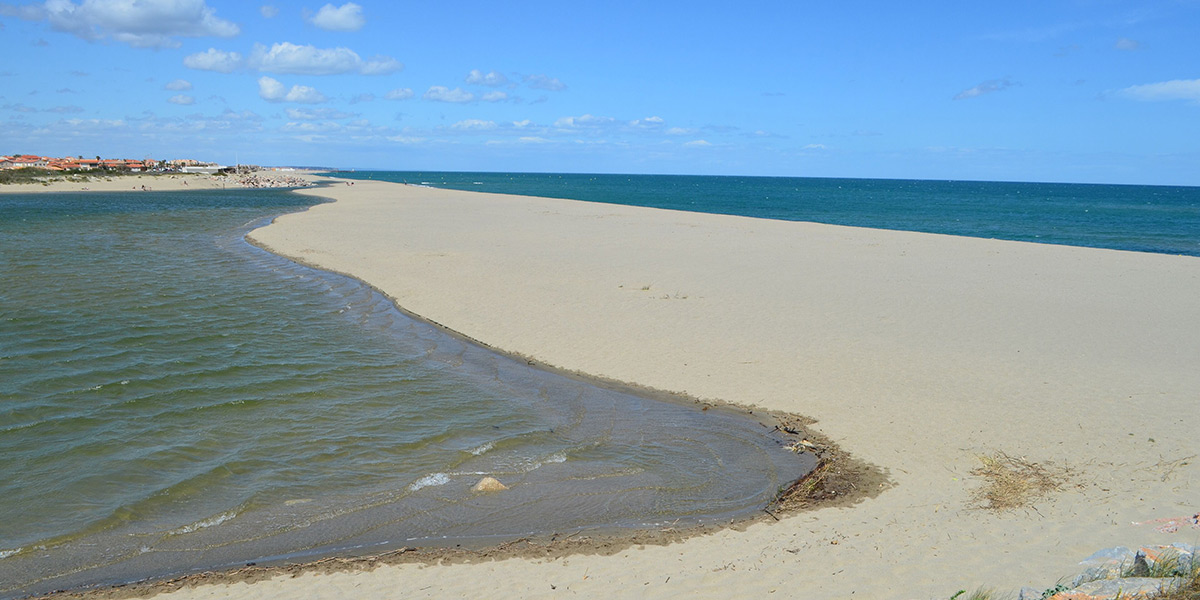 L'embouchure du Bourdigou à Torreilles, entre les dunes de sable, la Méditerranée et les espaces naturels préservés du littoral catalan