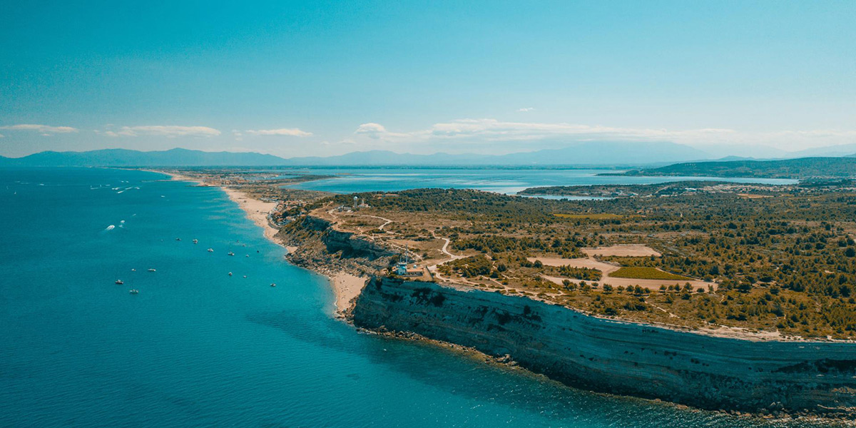 Les falaises de Leucate et la côte méditerranéenne Vue aérienne des falaises de Leucate dominant la Méditerranée, avec les plages, les étangs et le littoral entre l'Aude et les Pyrénées-Orientales.