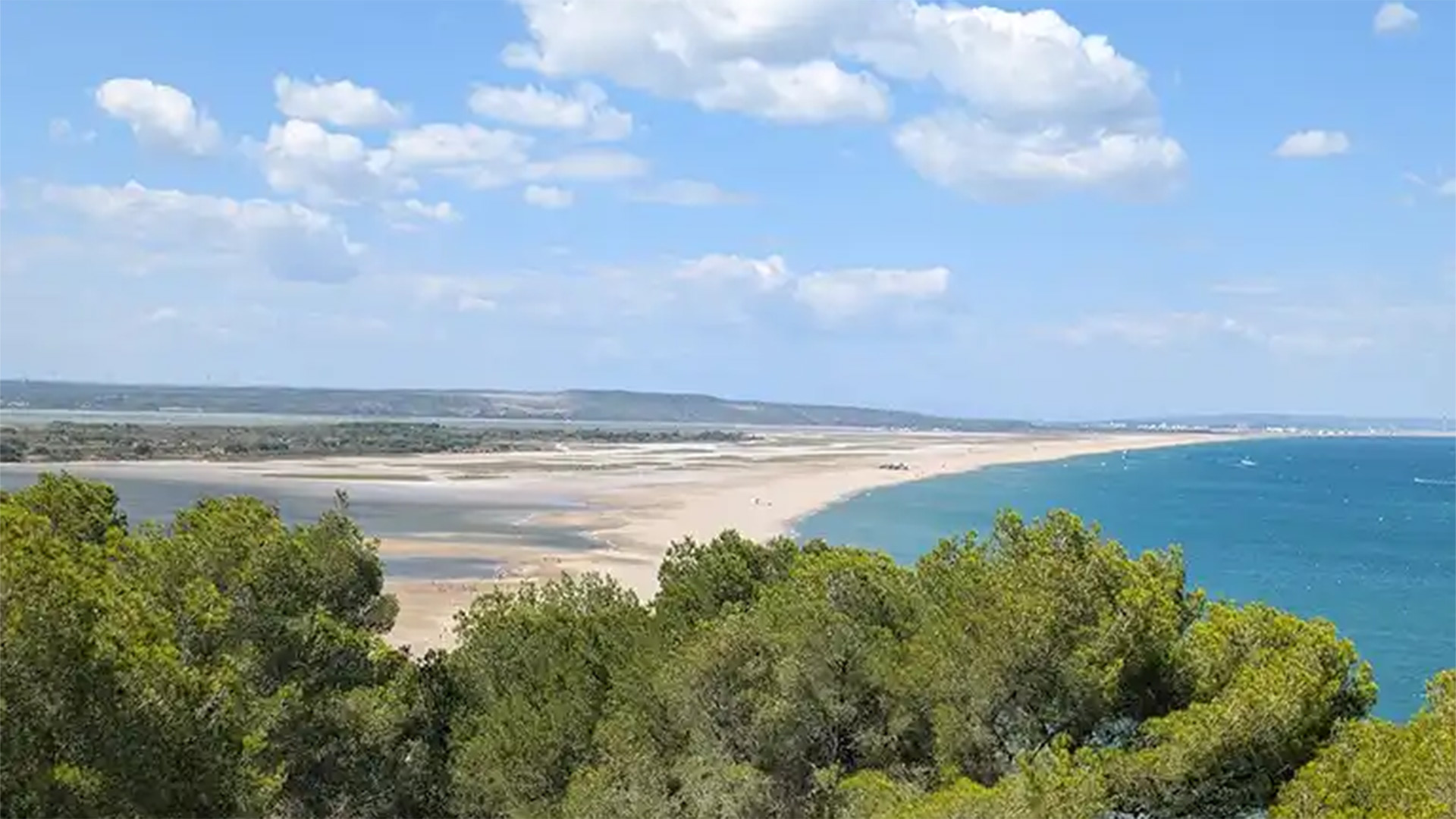Vue panoramique de la plage de Leucate avec son immense plage de sable, la mer Méditerranée et les espaces naturels du littoral.