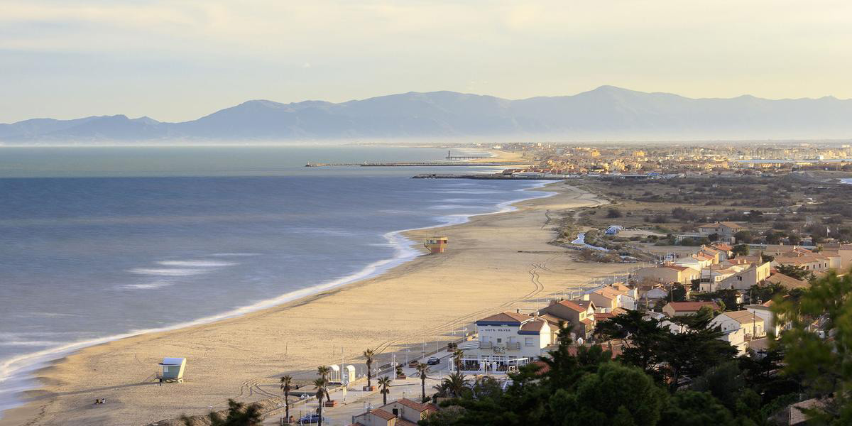 Vue panoramique de la plage de Leucate Vue panoramique de la plage de Leucate avec son immense plage de sable fin, la Méditerranée et le massif du Canigou à l'horizon