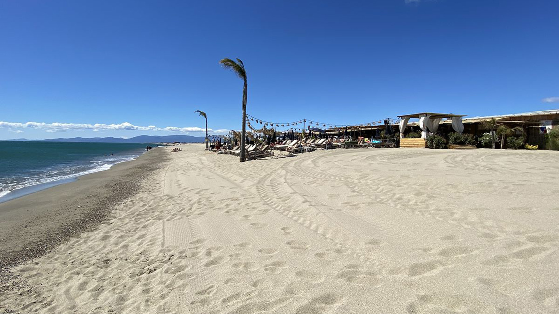 La plage de Torreilles avec son sable fin, ses paillotes et son environnement préservé sur la côte catalane.