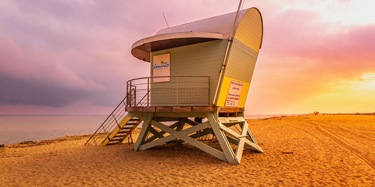 Le poste de secours sur la plage de Leucate Poste de secours sur la plage de Leucate au coucher du soleil, au cœur des grands espaces de sable fin bordant la Méditerranée.