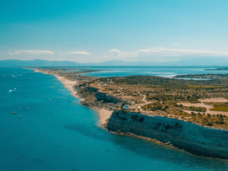 Vue aérienne des falaises de Leucate, de la Méditerranée, des plages et des étangs de Leucate dans l'Aude.