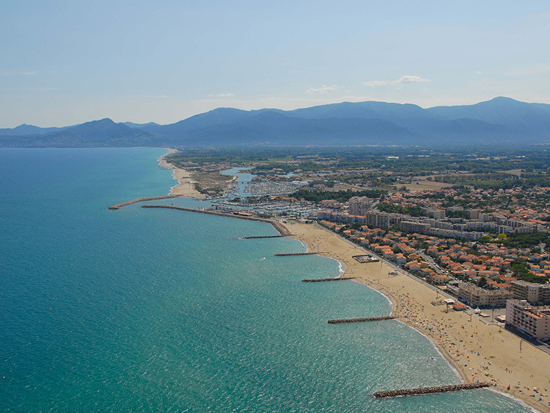 La plage de Saint-Cyprien dans les Pyrénées-Orientales, célèbre pour son sable fin, ses eaux turquoise et son vaste littoral.